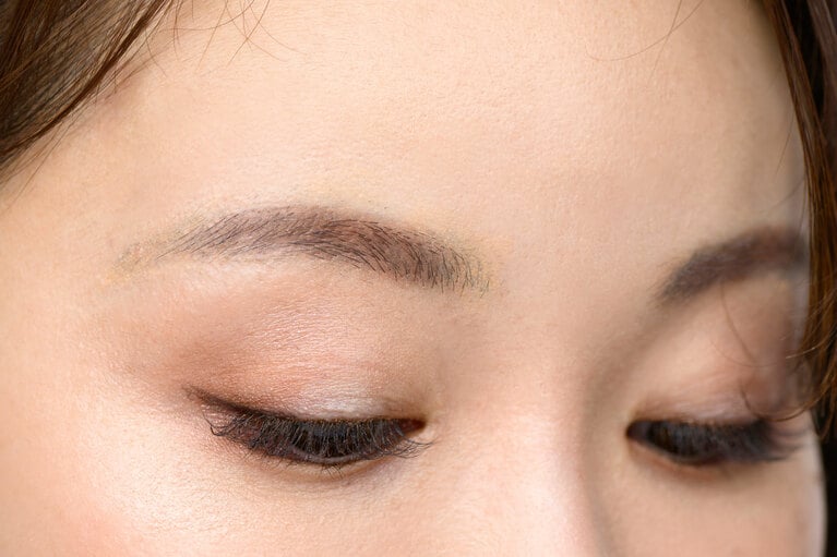 眉の長さ・太さを調整して立体的に！　そうすれば小顔効果も。