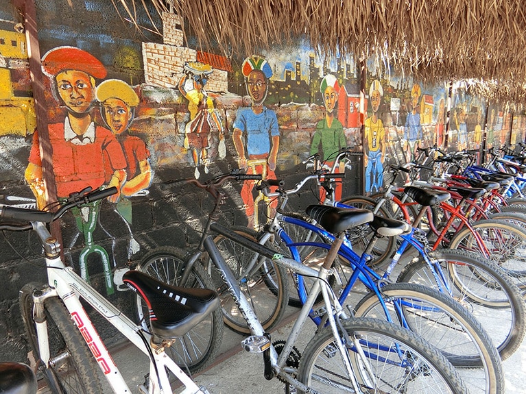 自転車で住宅街へ。ツアーは、ホステルのゲストでなくてもHPで簡単に申し込むことができる。