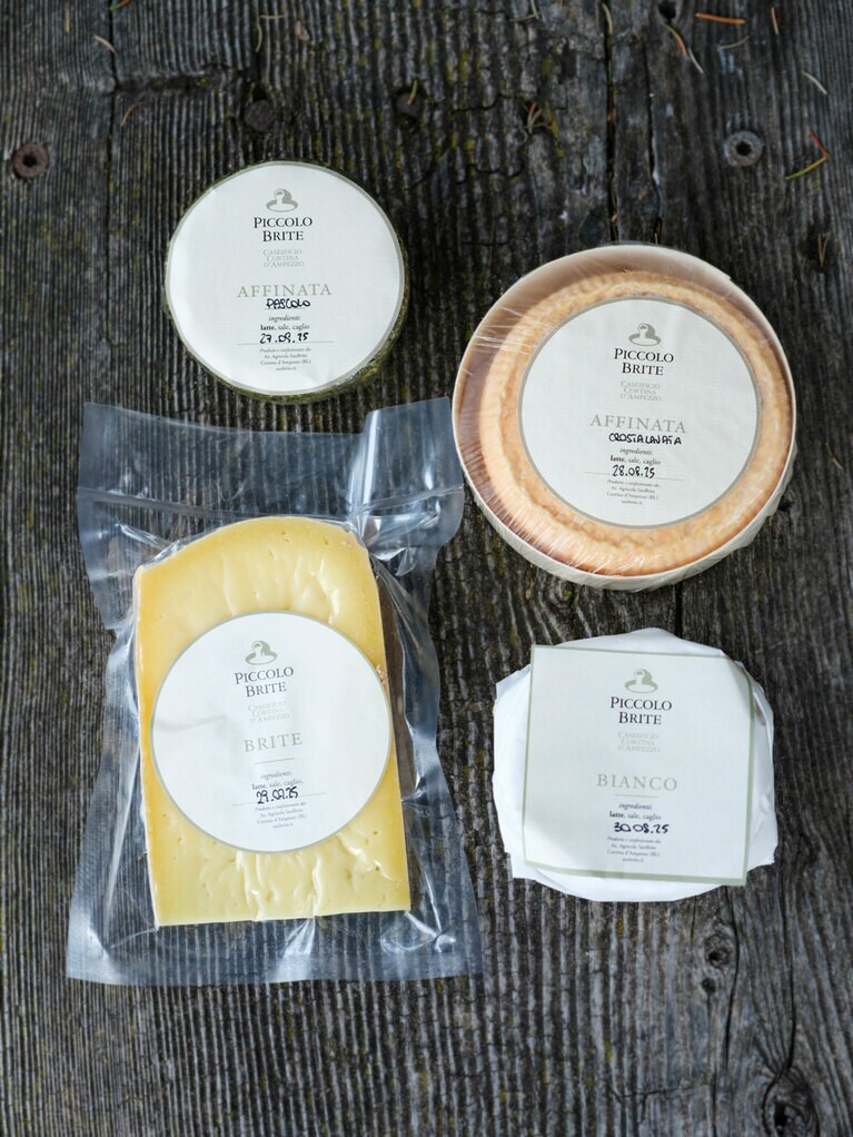 チーズ工房を併設。山の花で覆われたチーズも。6～13ユーロ。