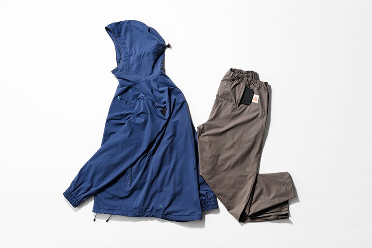 ジャケット 61,600円／クレッタルムーセン（スプートニク）、パンツ 16,500円／ヒアネス（ヒアネスカスタマーサポート）