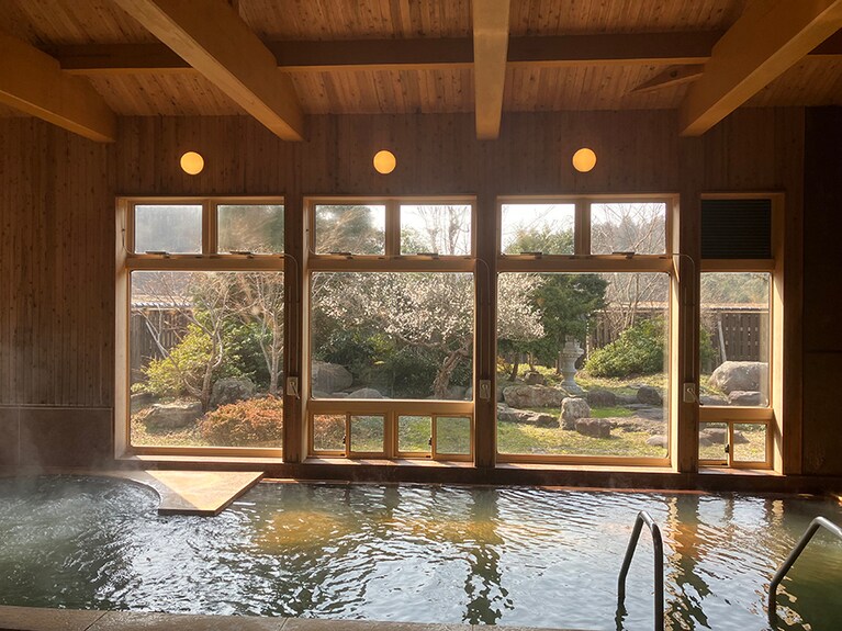 入浴料金は大人（中学生以上）500円。©新穂潟上温泉