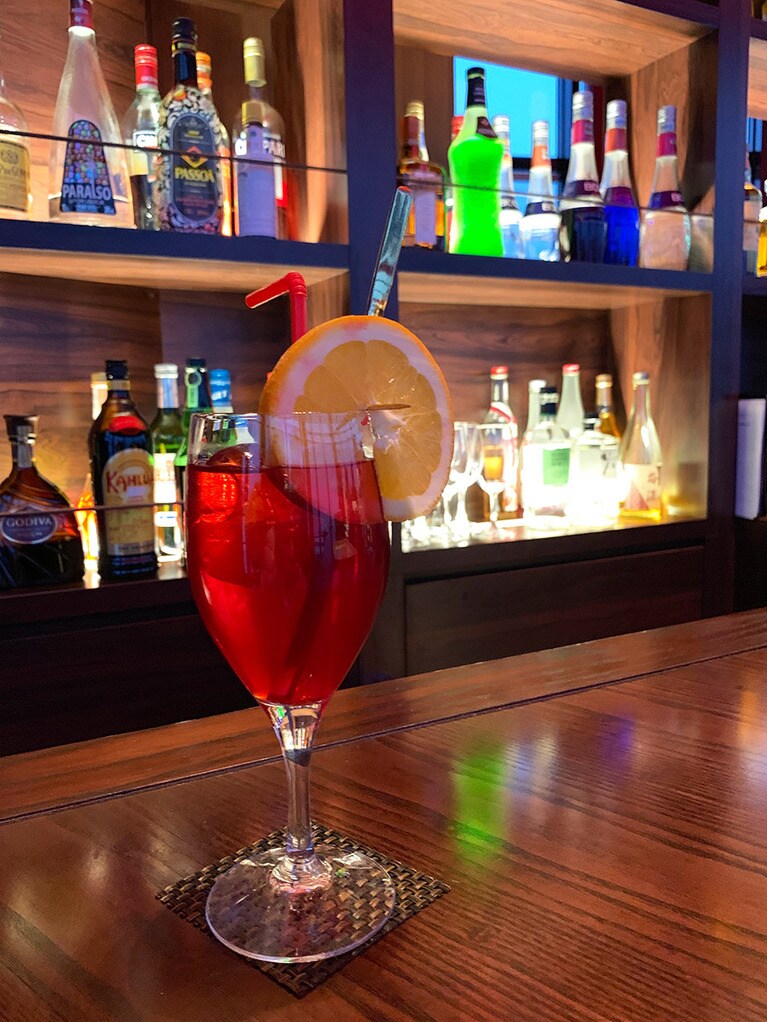 聖杯をイメージしたという深紅のオリジナルカクテル「ドゥオーモ・ロッソ」は、ラム酒にストロベリーやレモンなどを加えたやさしい味。