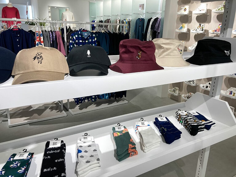 キャップや靴下も。