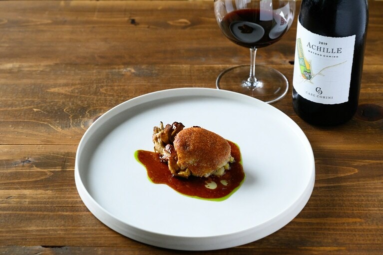 ジビエ料理「猪ヒレ肉のホワイヨ」。甘みが強い山栗や天然の舞茸も忍ばせ、マデラ酒のソースとともに。