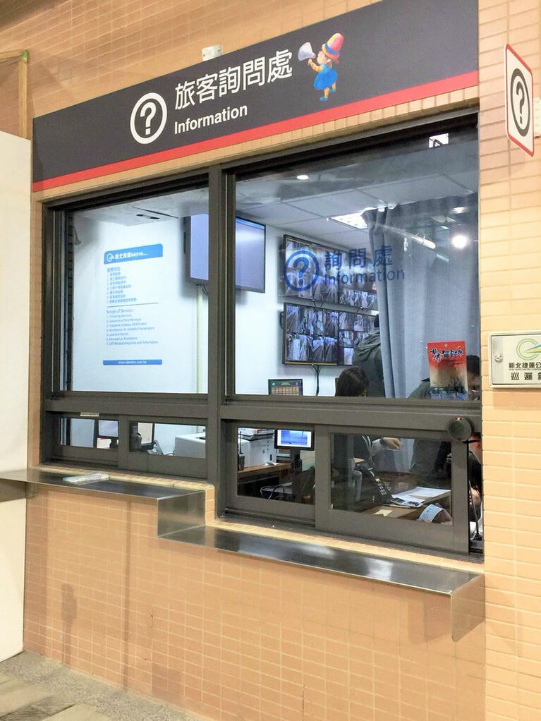 入り口正面右手にインフォメーションがあります。