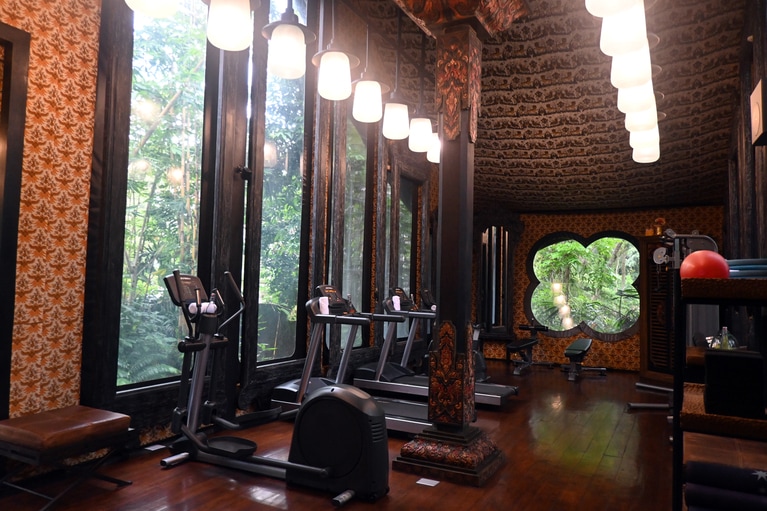 各種マシーンを揃えたジムもあります。