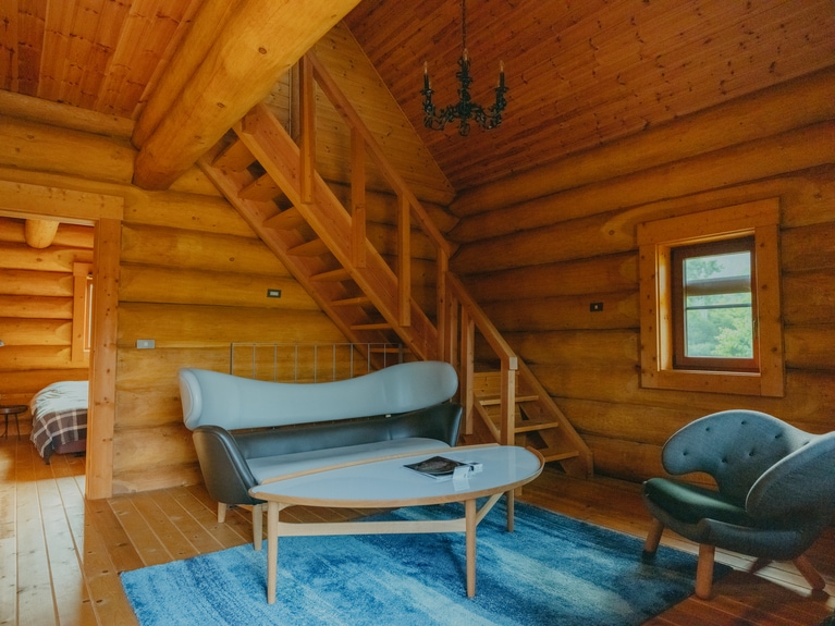 客室はレストラン棟の２階にスタンダードルームが4室と６棟のヴィラスイート。