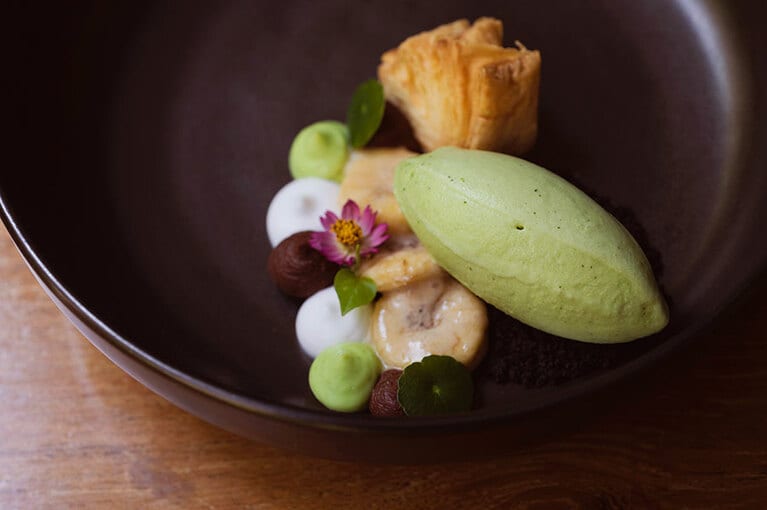 “パンダンのアイスクリーム”の付け合わせは、チョコレートやパイ、バナナ。「これぞタイのお菓子！」と快哉を叫びたい懐かしいテイスト。