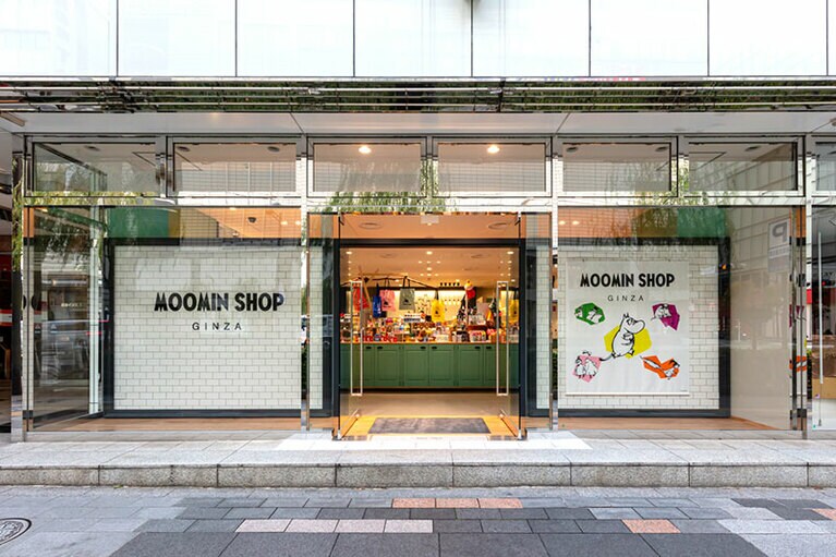 MOOMIN SHOP GINZA。モダンなファサードからカラフルな世界がのぞく。