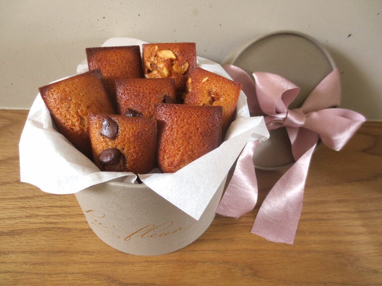 フィナンシェが8～10個入るラウンドボックス540円(箱代)。好みの種類を好きな数だけ選んで詰めて、手土産に。