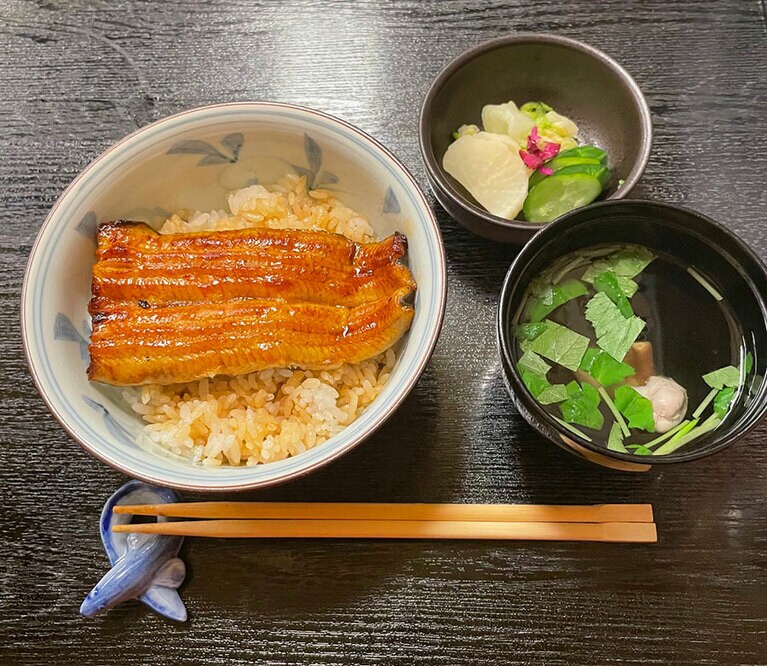 「うな丼(笹)」2,310円、「肝吸い」440円。