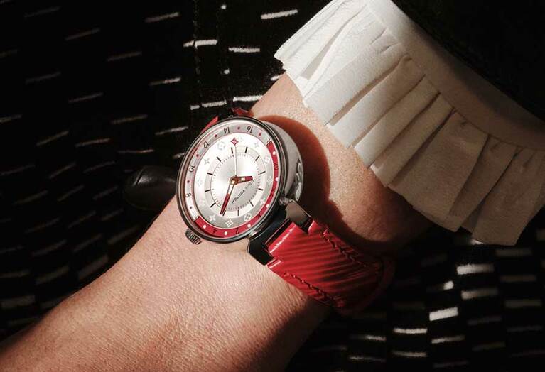 手元がフェミニンな印象に。