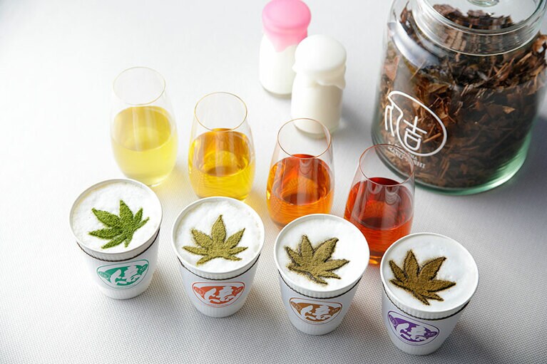 カラフルなカップもかわいらしい発酵ほうじ茶ラテ。わずかな発酵の香ばしさを楽しむ「本ほうじラテ」、半発酵した茶葉で香りが引き立つ「熟成ほうじラテ」、完全発酵した茶葉で渋みとコクが増した「完熟ほうじラテ」、お茶のフレッシュさを楽しむ「かりがねほうじ茶ラテ」の4種類。