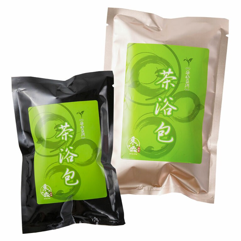 【台北希望廣場 農民市集】ショップおすすめ「ライムを使った湿布。疲れた足や肩に貼ると清涼感を得られて心地いいんです」お茶の成分で体がポカポカ。青檸舒服貼(8枚入り) 260元。