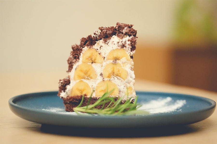 「雪球蛋糕」はバナナとチョコのズコット風。主に、オーナーの父親が自然農法で育てている台湾バナナを)っている。165元。