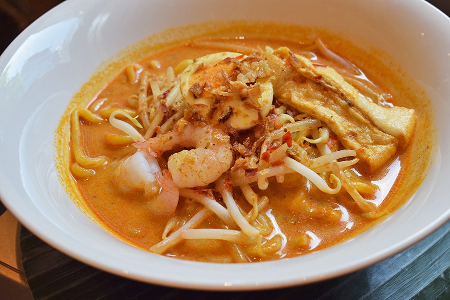 「マレーアジアンクイジーン」で提供されるカリー麺(700円)。具の油揚げが特徴で、スープがしみていて美味！