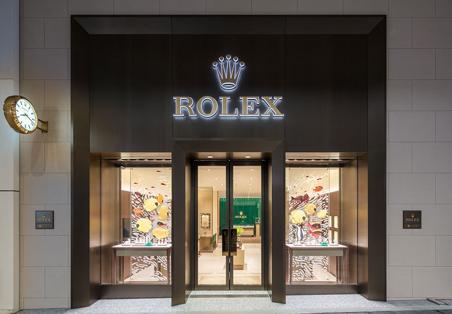 ロレックスの世界観を表現する重厚なファサード。店内はブランドカラーのグリーンを基調にデザインされている。