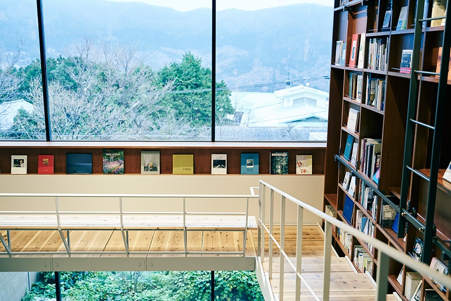 箱根・強羅の山々に囲まれた静かな環境は読書にうってつけ。