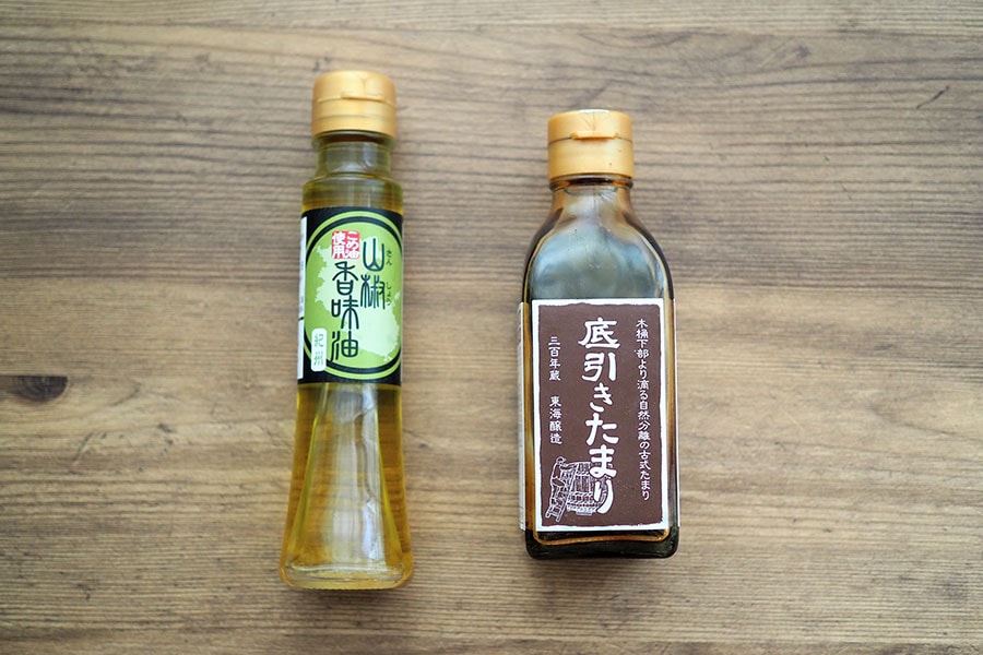 左：山椒香味油(米油使用) 97g 972円／TSUNO つの食品、右：底引きたまり 686円／東海醸造