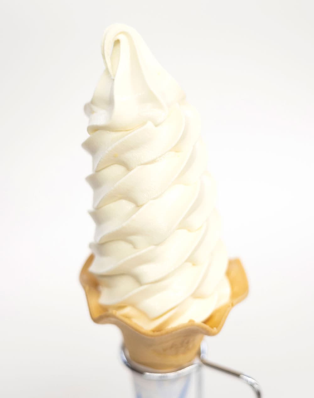 大人気の“ガンジーソフトクリーム”。きめが細かく、とてもまろやか。店外 350円、店内 360円。ヨーグルトをかけたタイプも人気だ。