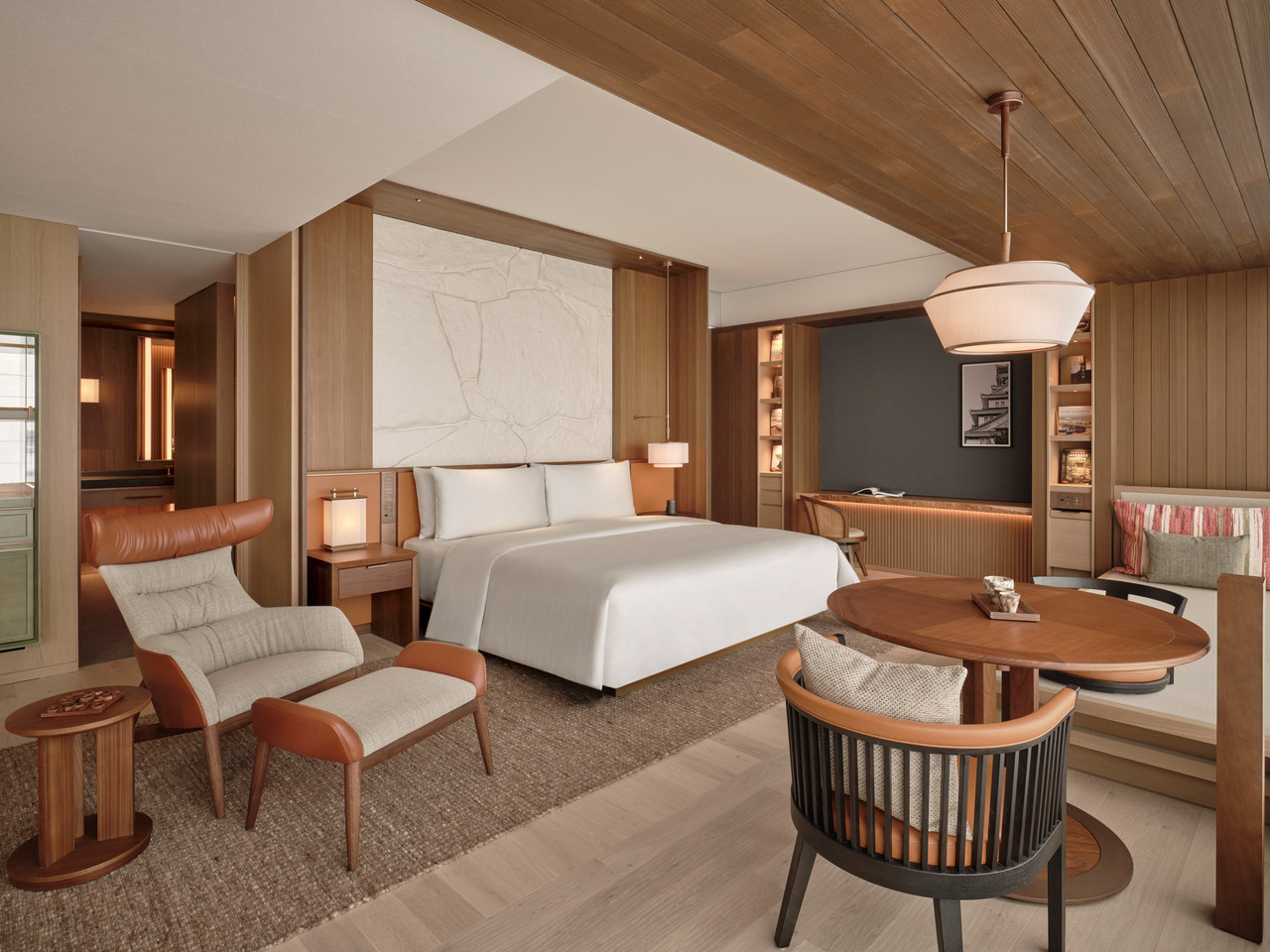 客室の一例、街並みを見下ろす高層階にある「デラックススイート」。すべての客室が50平米以上の広さを誇り、上質な家具とアメニティが調和した洗練空間。
