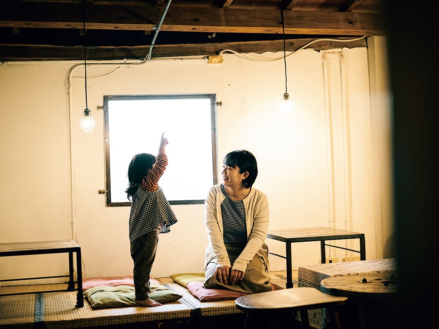 学生時代からよくこのカフェを訪れるという高妍さんと、店主の娘レモンちゃん。