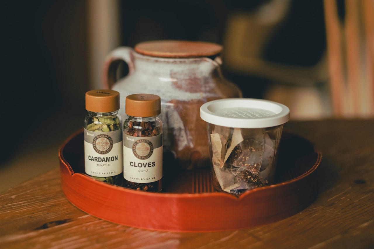 執筆の合間によく飲むのが、ルイボスチャイティー。自分でスパイスを足して淹れている。