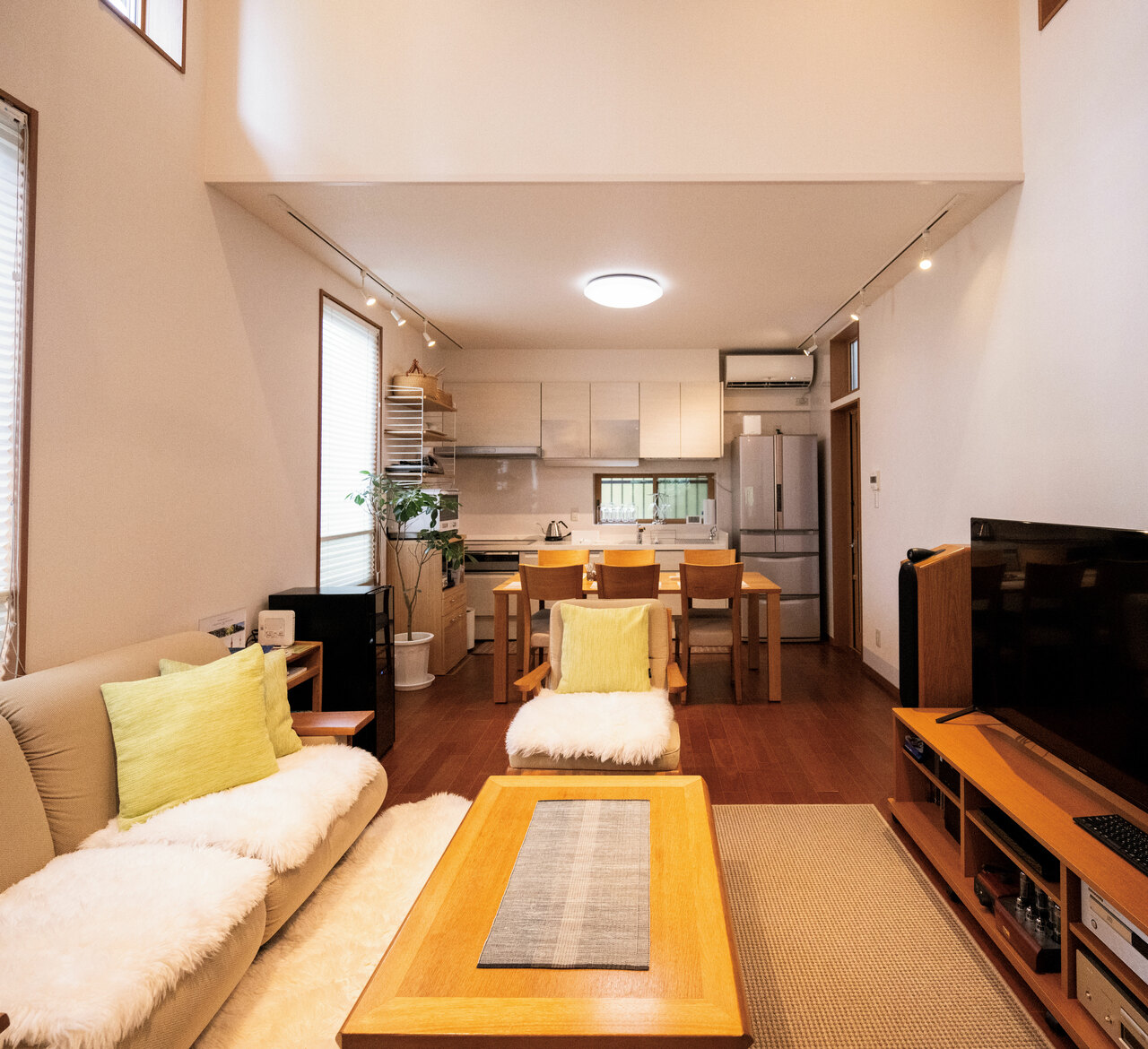 広々としたリビングやキッチン、室内の設備も充実。寝室は2つあり、5名まで宿泊可能。