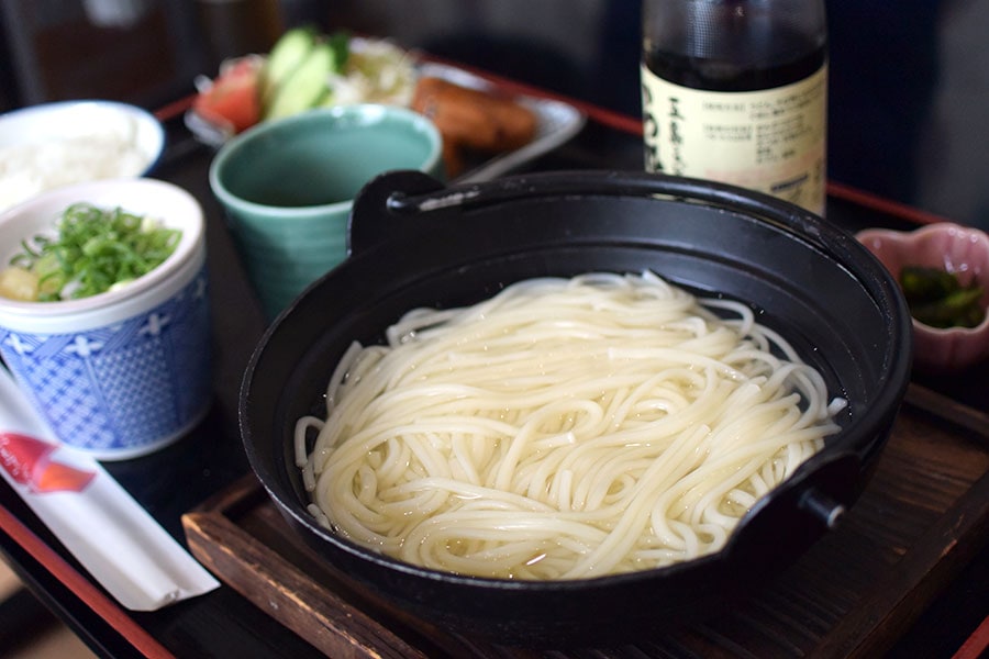 鍋から直接すくって食べる、五島手延べうどんの地獄炊き。麺の表面に小麦粉ではなく、椿油を塗っているので、のど越しつるつる。