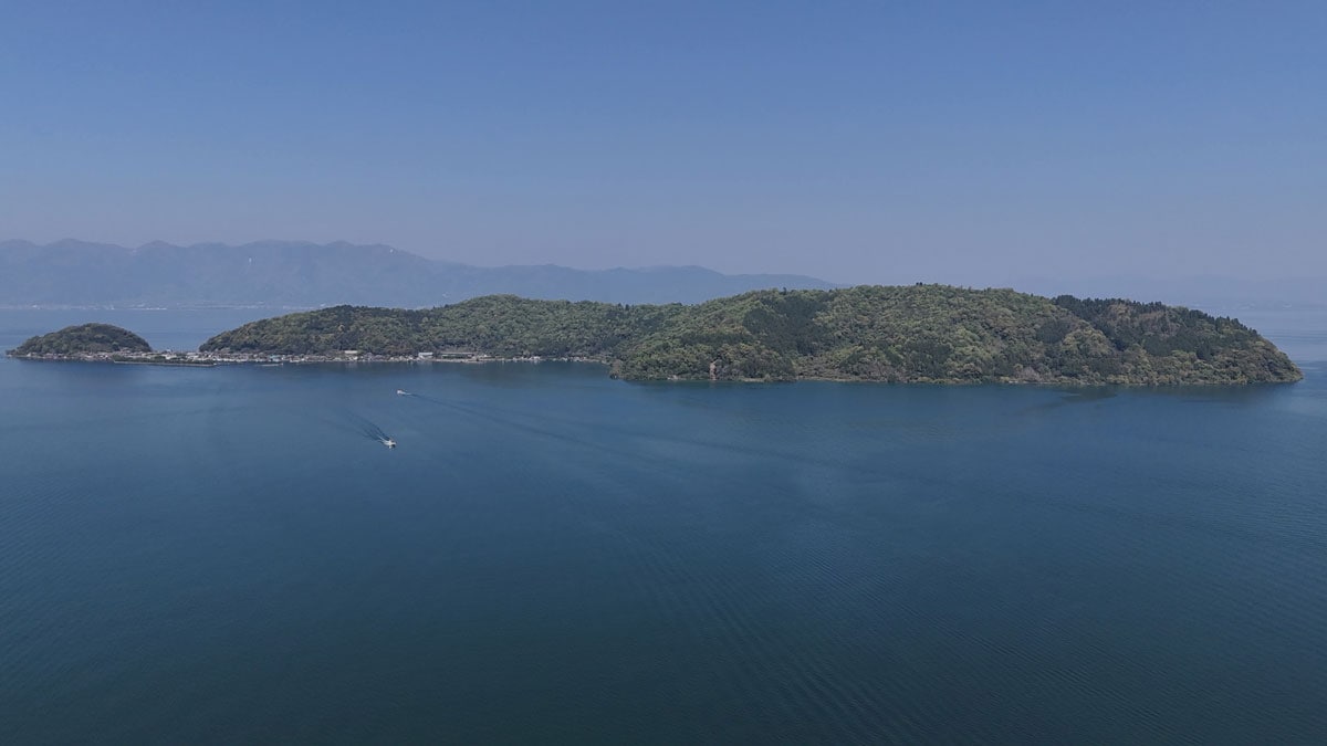 琵琶湖の中に浮かぶ沖島。写真提供：国際芸術祭BIWAKOビエンナーレ2025