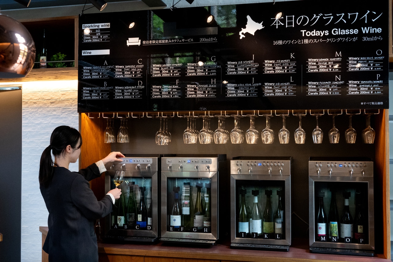 16種類ものグラスワインが楽しめる。30ml300円~。