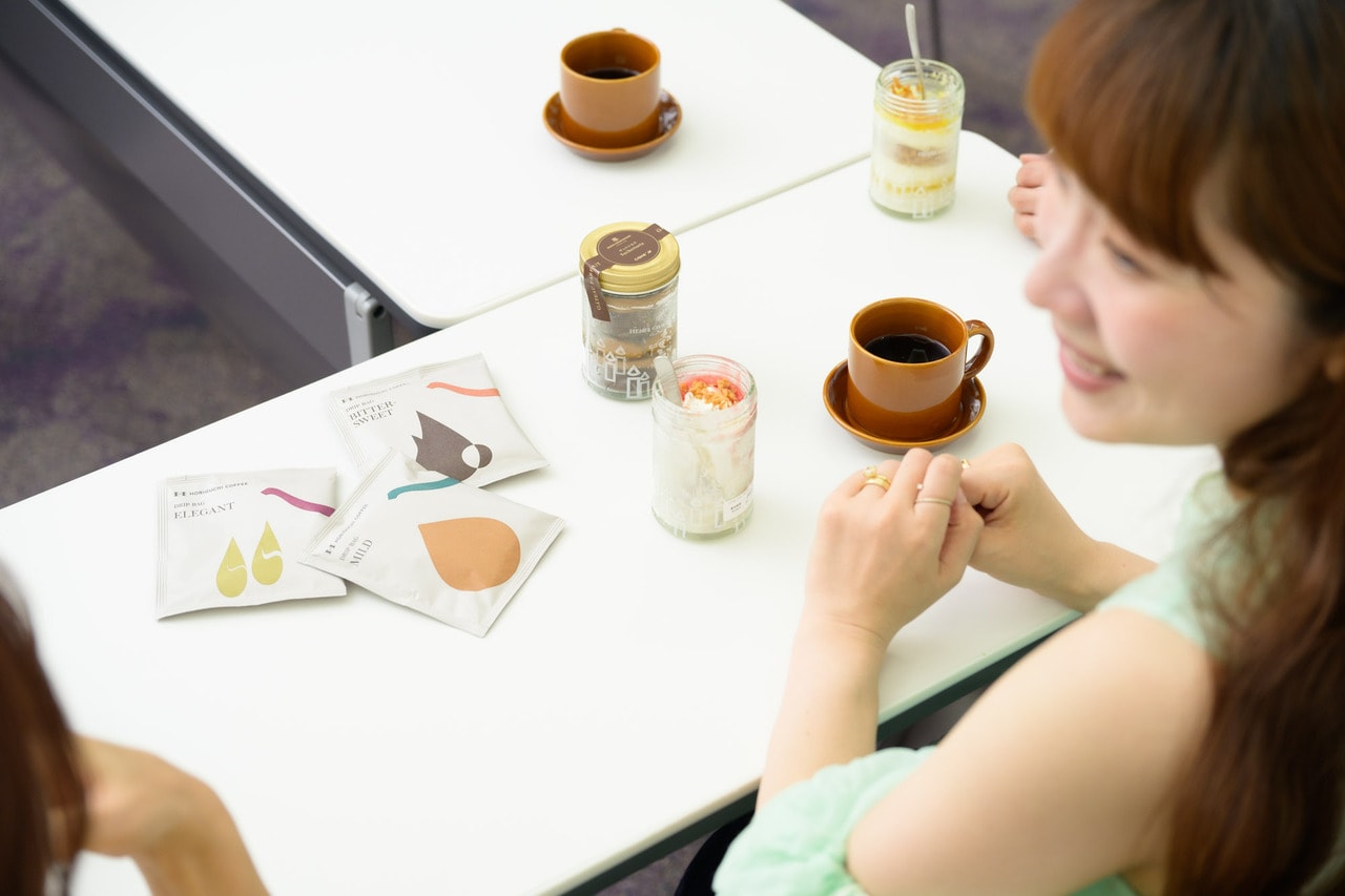 リッチな味わいのコーヒーを合わせて、特別なおやつの時間を演出。
