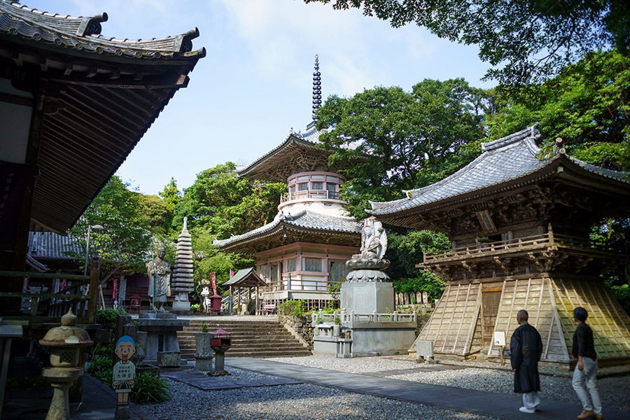 最御崎寺には、弘法大師自らが刻んだといわれる、ご本尊の虚空蔵菩薩（秘仏）と空海の七不思議、【鐘石】と【くわずいも】がある。