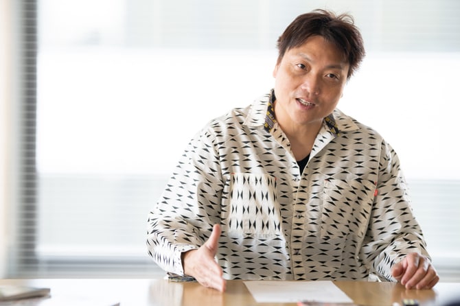 物事を【緊急/緊急でない】、【重要/重要でない】の座標軸で考える思考法について教えてくれる八木さん。「自分にとって“緊急ではないけど重要”なものを考えてみてください。僕の場合は勉強。今後の種であり、芽であり、実になるもの。つまり複利を生むもの。ここが育つと、パワーがついて生活が楽になるんです」