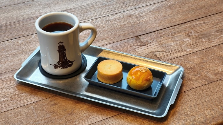 右が「芋泥蛋黃酥」、左が「鳳凰酥」。店内でも楽しめます。