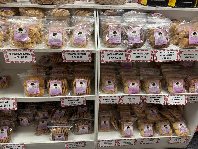 クッキーに種類は20種類以上。一番人気のコーンフレークは6.75ドル 8oz（226g）。隣のワンタンクランチも気になる。