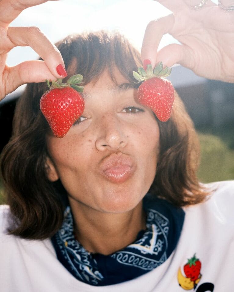 オン×スカイ ハイ ファーム グッズのコラボコレクション第1弾、ビジュアルより。