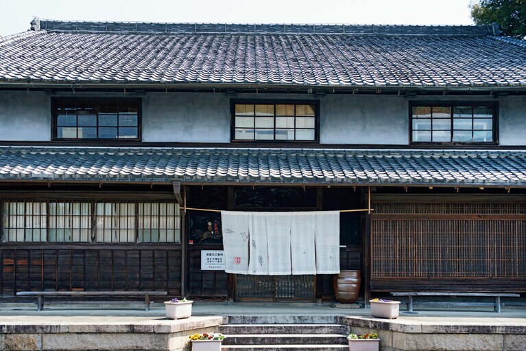 店舗に使用されている主屋の風情ある外観。