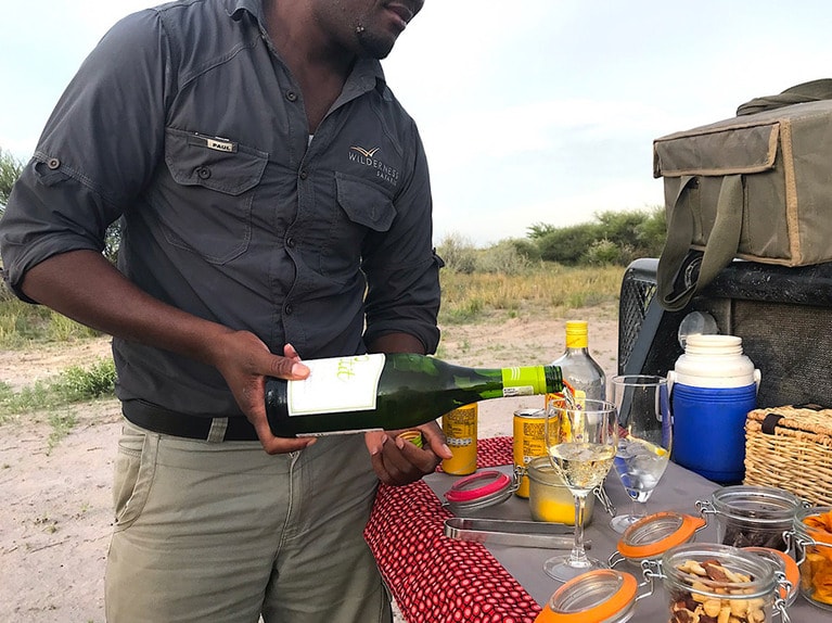 ポールは自前のクロスを用意していて、ジープにテーブルセッティング。南アフリカ産のワインがおいしかった。