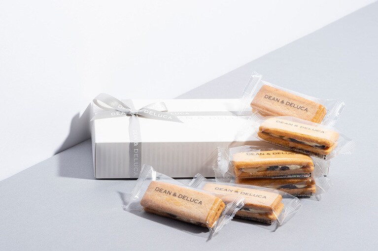 DEAN & DELUCA「レーズンサンド 6個入り」1,500円。