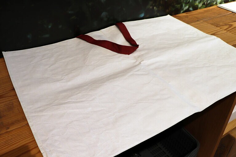 大きな商品用のリサイクルバッグは大小2種類で各150円。不要になったものを店舗に返却すると150円が戻ってくる。