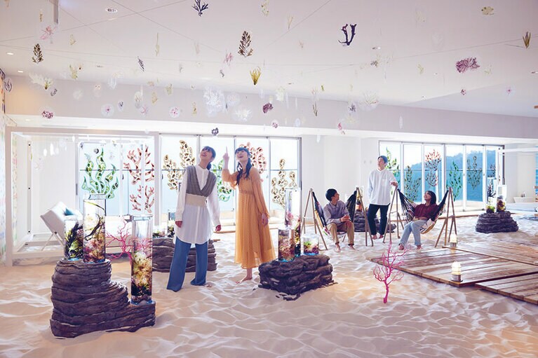 美しい海が自慢の熱海という立地ならではの、海中でのお花見という斬新な提案。ホテル最上階のソラノビーチ  Books&Caffeにて。