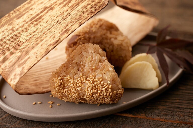 セイボリーの1品、出し汁と醤油で優しく味つけした栗ごはんのおにぎり。