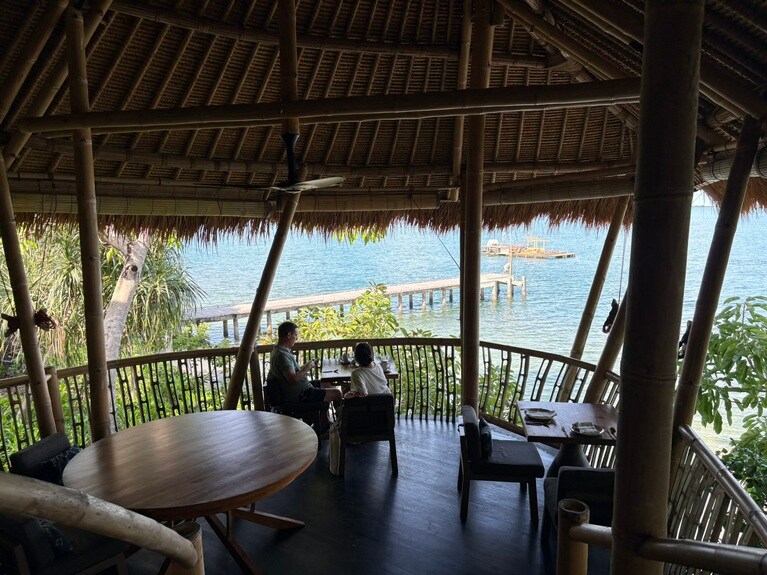 花崗岩の高台の上に位置するダイニング。眺望もごちそうです。