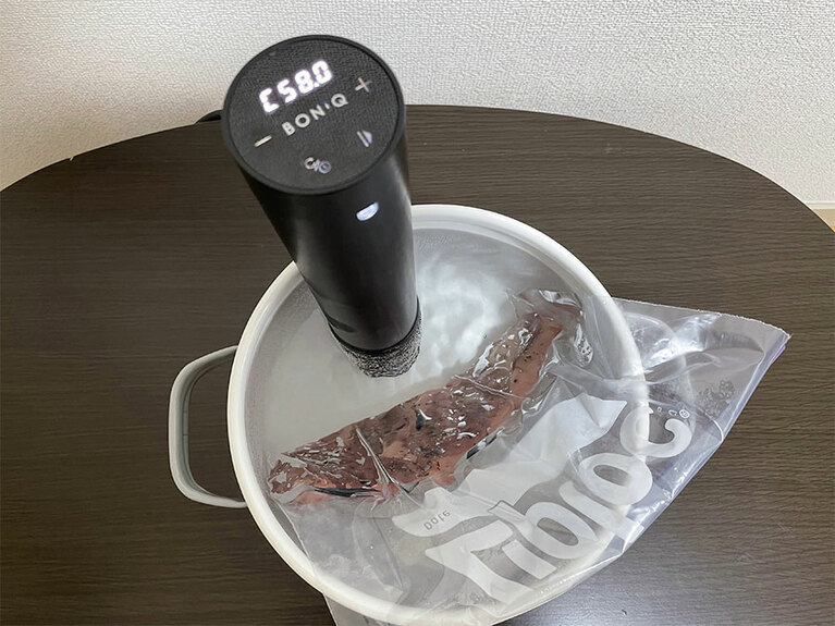 水面から食材が出てしまう場合は重しを置いて水中に沈めましょう。