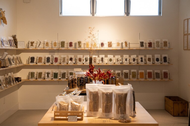 色とりどりのハーブやスパイスが整然と並ぶ、ラボのような「薬膳小町」。