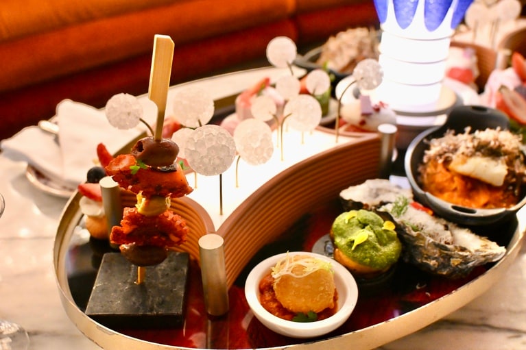 食事系のフィンガーフードはフリードリンクに含まれるハイボールとのペアリングがおすすめ。