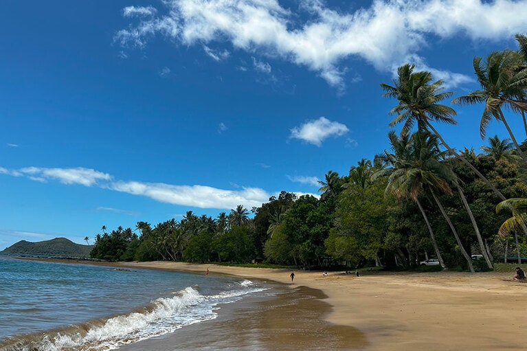 フランス人らしき観光客を1組みかけただけの、モアラビーチ。ほぼ貸し切り状態です。