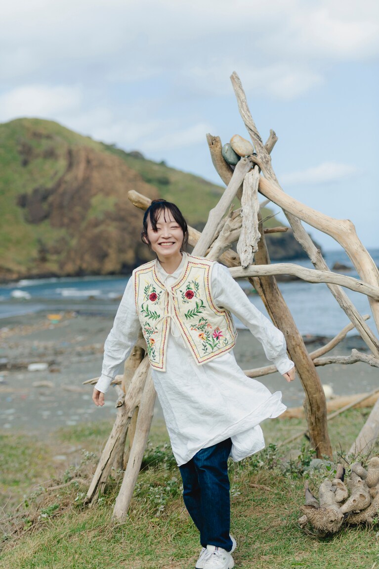 歌人・上坂あゆ美と巡る、のびのびとして、自然な“佐渡島の美”