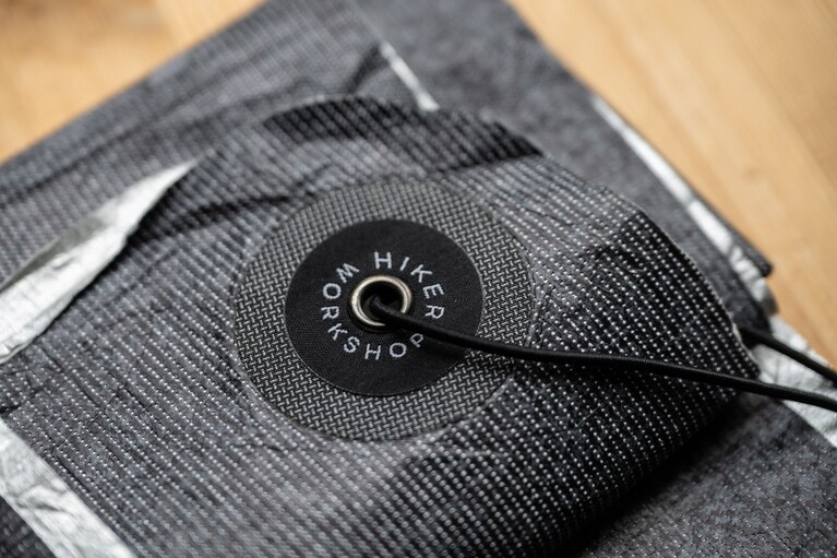 小さく折りたたみ、ストラップでの固定が可能。ストラップの接続部分は、ULTRA™100PSA 生地で補強されている。